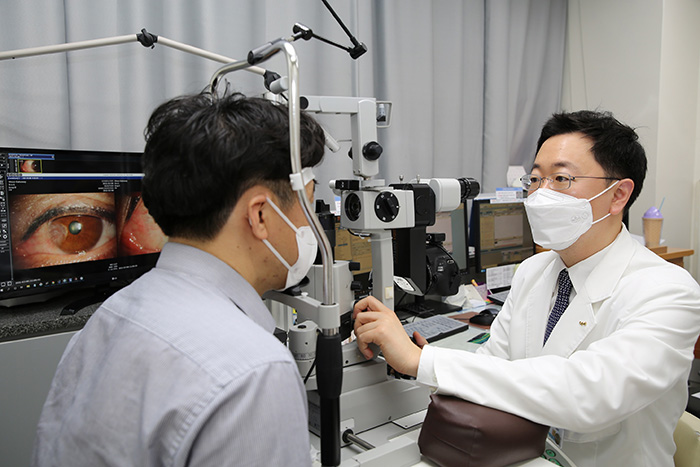 중앙대병원 안과 김경우 교수 익상편 환자 진료사진(700).jpg