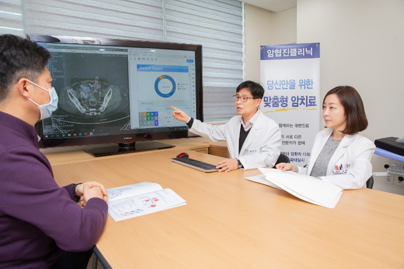 1.중앙대병원 암센터 다학제암협진클리닉_혈액종양내과 황인규(中), 하주영(右) 교수.jpg